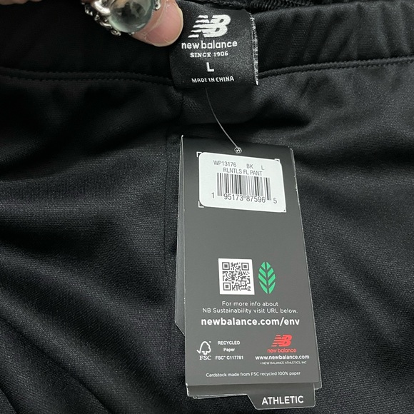 NWT Women’s Small (28” X 28”) New Balance Relentless Performance Fleece Pants - Picture 10 of 13